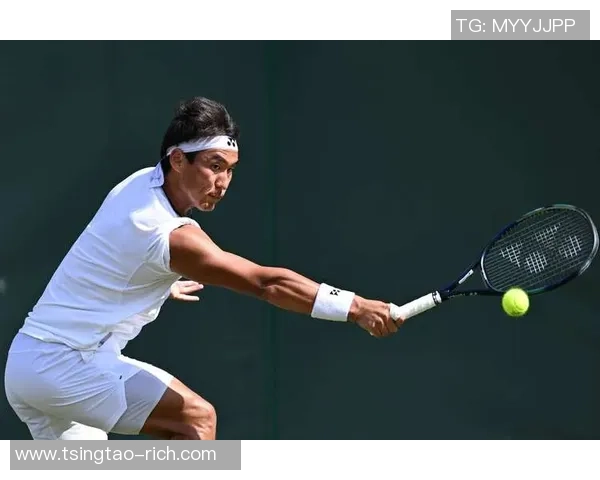 仿妆足球明星化身绿茵场新星激情踢球展现风采与魅力
