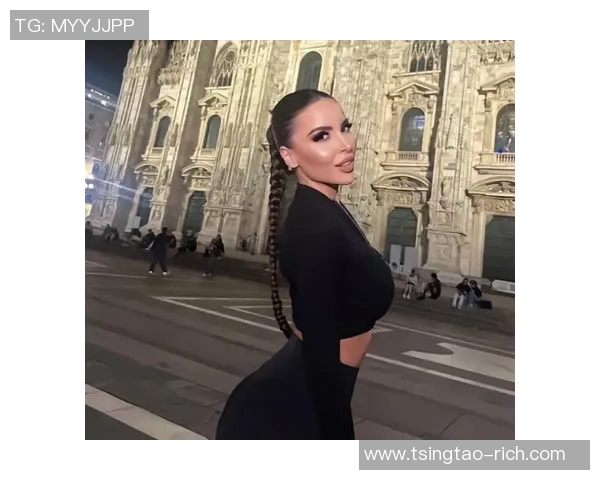 意大利足球明星的妻子们:她们的魅力与生活揭秘 意大利足球明星的妻子们:她们的魅力与生活揭秘